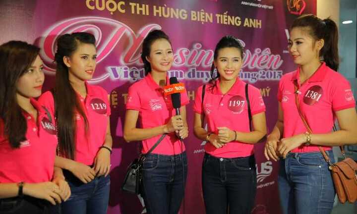 Nữ sinh viên Việt Nam xinh đẹp trổ tài hùng biện tiếng Anh