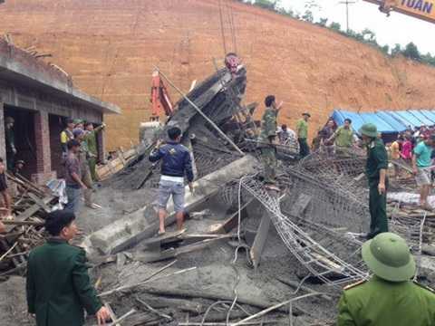 Sập giàn giáo ở cây xăng: Đưa 8 nạn nhân khỏi đống đổ nát