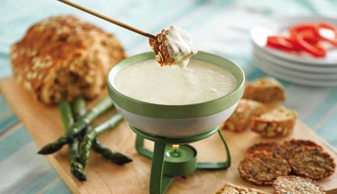 Làm lẩu phô mai fondue ngon quyến rũ khi trời sang đông