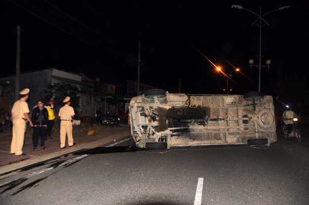 Xe khách lật nghiêng giữa quốc lộ, nhiều người bị thương