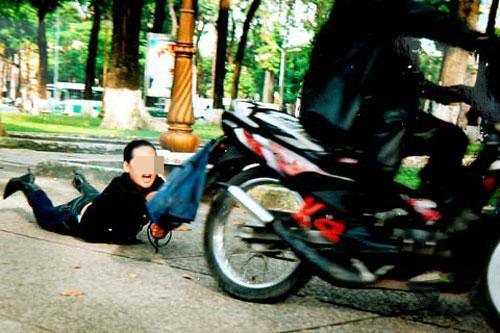 Bị cướp gần 100 triệu đồng ngay cạnh trụ sở công an