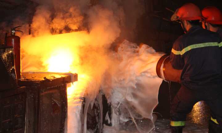 Xe đầu kéo bốc cháy ngùn ngụt, trăm người vây kín quốc lộ 1A