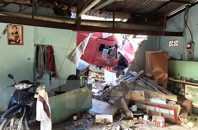 Container đâm sập nhà dân, 2 người đang ngủ chết thảm