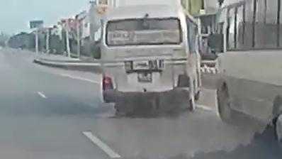 Clip: Xe khách lạng lách, ‘vỉa’ nhau trên đường đầy nguy hiểm