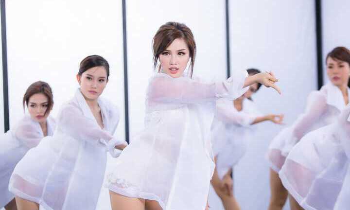 Bảo Thy khoe đôi chân dài sexy