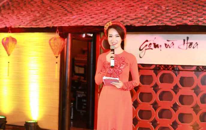 Á hậu Thuỵ Vân nền nã trong tà áo dài