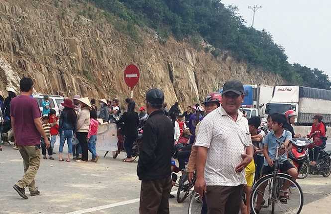 Dân vây quốc lộ 1, không cho công an bắt người