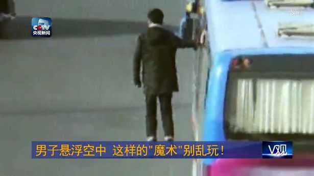 Xôn xao clip người đàn ông 'bay' lơ lửng trên xe khách đang chạy