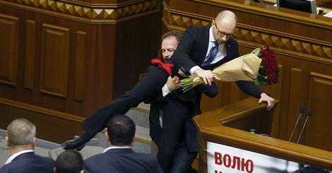 Video: Nghị sỹ Ukraine 'bốc' Thủ tướng khỏi bục phát biểu ở Quốc hội