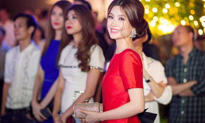 Á hậu Diễm Trang kín đáo vẫn thu hút mọi ánh nhìn