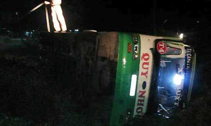 Tin mới nhất vụ xe buýt chở 50 sinh viên lật nghiêng dưới ruộng