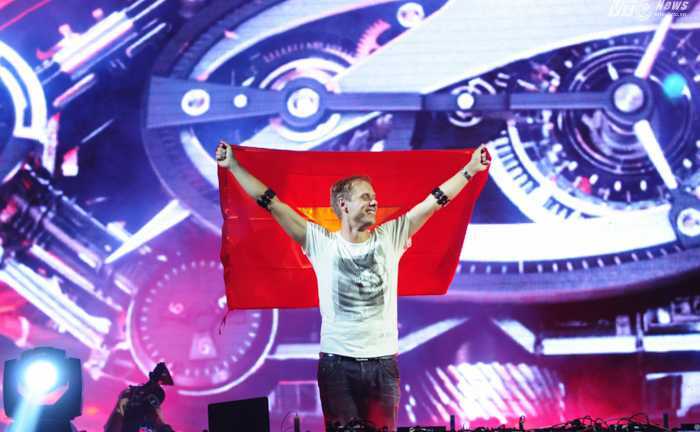 Cờ Việt Nam tung bay trong 'bữa tiệc âm nhạc' của DJ số 1 thế giới