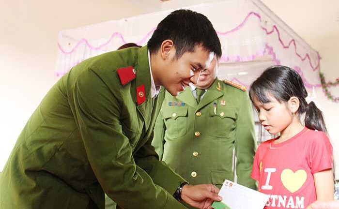 Chiến sỹ cảnh sát mang tình thương đến cô học trò nghèo