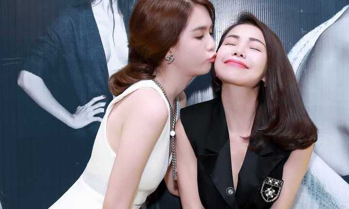 Ngọc Trinh hôn má mừng Trà Ngọc Hằng