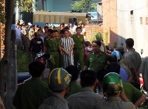 Kẻ giết con chôn xác trong nhà bật khóc khi 'diễn' lại tội ác