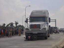 Container xuống dốc bất cẩn cán chết 2 người