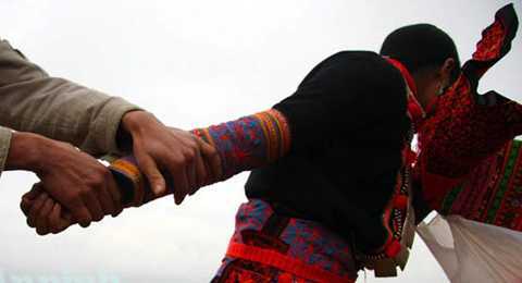 Bi hài chuyện trai Tây 'cướp vợ' Mông bằng… đô-la