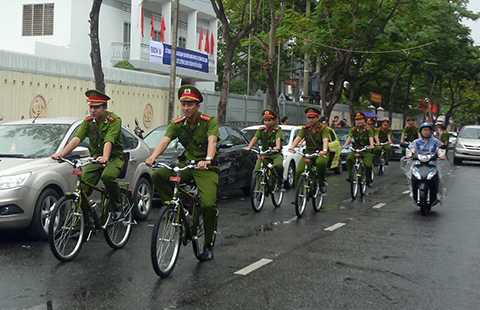 Cảnh sát khu vực Đà Nẵng đi tuần bằng xe đạp đặc chủng