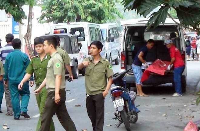 Hai thanh niên sàm sỡ rồi truy sát cô gái trẻ ở quán cà phê