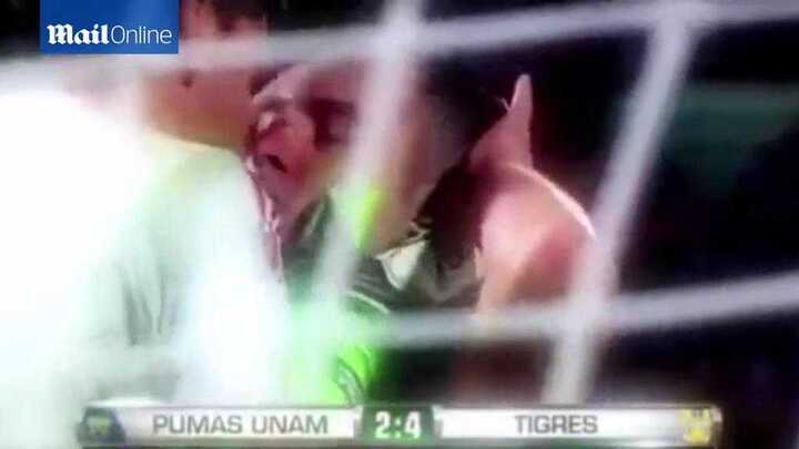 Clip: Hai chàng cầu thủ ăn mừng chiến thắng bằng cách… chạm môi