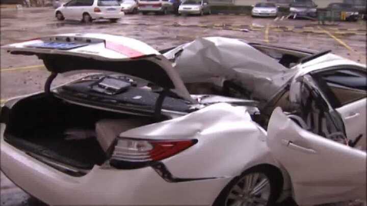 Clip: Tường tầng thượng chung cư sập, hàng loạt ôtô bẹp nát