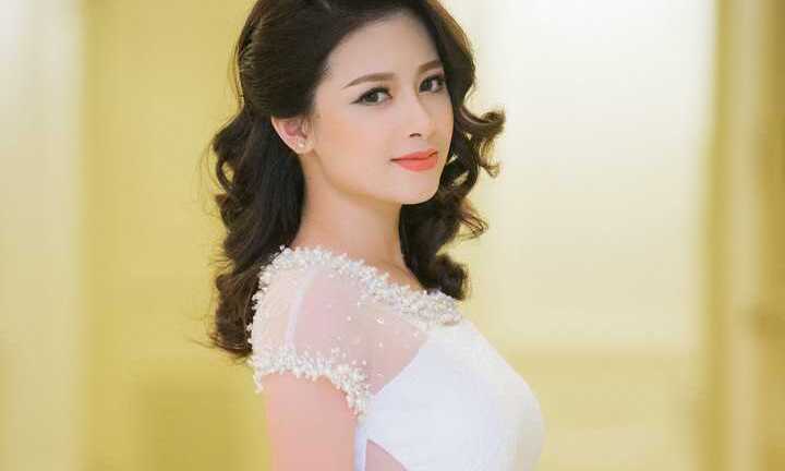 Dương Hoàng Yến khoe vẻ tinh khôi trong đầm trắng