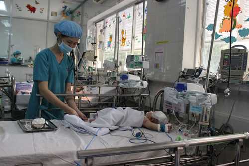 Sức khỏe bé trai bị đâm xuyên não sau cuộc đại phẫu thuật lần 2