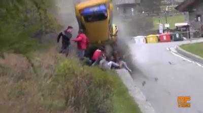 Clip: Thần Chết đã ngủ quên trong tai nạn kinh hoàng này