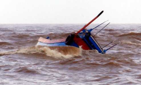 Sóng đánh lật xuồng ở Lý Sơn: Con rể lênh đênh, cha vợ mất tích