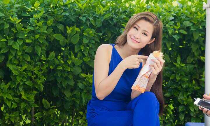 Đông Nhi ăn vội bánh mì ở hậu trường quay video mới