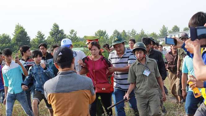 Phiên toà xử thảm sát ở Bình Phước: Bắt 2 kẻ gian 'tranh thủ' móc túi người dân