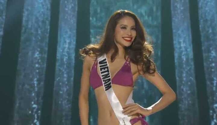 Clip: Phần thi áo tắm nóng bỏng của Phạm Hương trong bán kết Miss Universe 2015