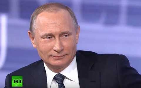 Nữ phóng viên khen Tổng thống Putin dáng chuẩn