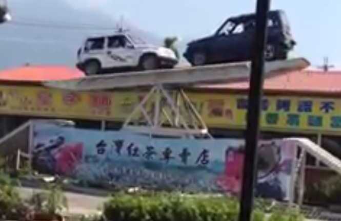 Thót tim xem ô tô chơi bập bênh 'không thể tin nổi'