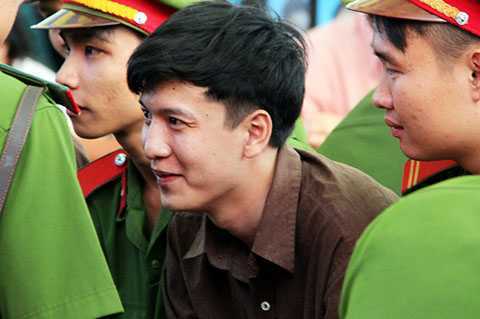 Nụ cười duy nhất của sát thủ giết 6 người trong ngày xét xử