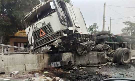 'Bay' lên dải phân cách, container rụng hết bánh