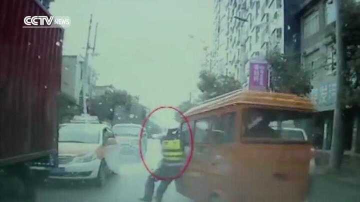 Clip: CSGT bị xe ba gác kéo lê 800 mét