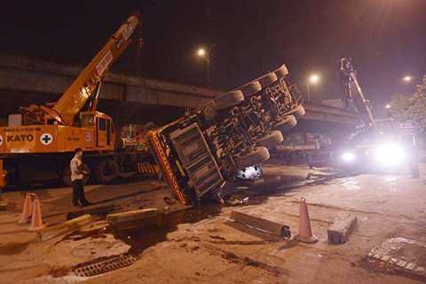 Hà Nội: Cần cẩu 'khổng lồ' đổ sập giữa đêm