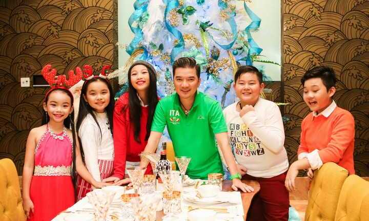 Đàm Vĩnh Hưng mời ca sĩ nhí tham quan vườn Noel tại biệt thự riêng