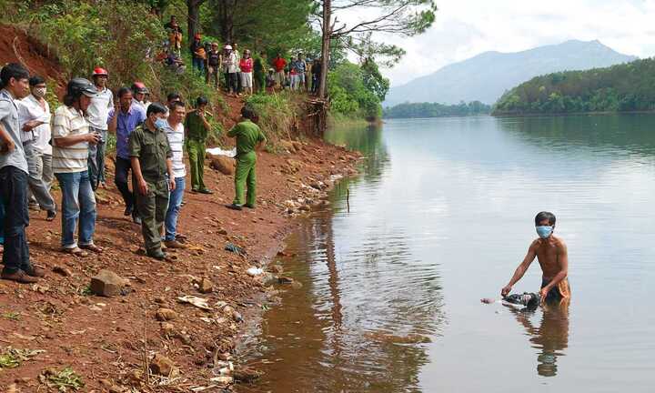 Bố mẹ chết bởi hàng chục vết đâm, con trai không báo công an, 'lặng lẽ' đưa về lo hậu sự