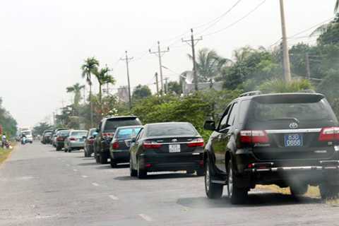 Làng quê xôn xao với dãy dài xe biển xanh đi ăn giỗ