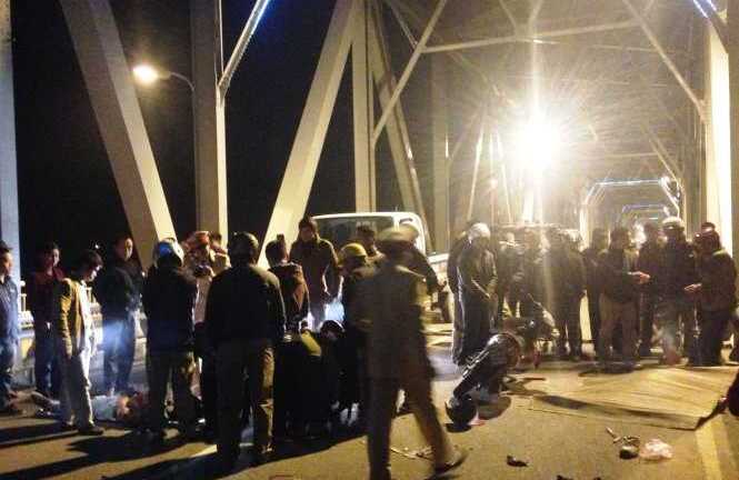 Xe máy lao vào nhau trên làn ô tô, bắn xa hàng chục mét