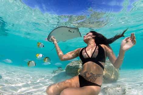 Thiếu nữ diện bikini 'khiêu vũ cùng thần chết' dưới đại dương