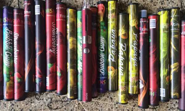 Học sinh ngang nhiên hút shisha trong trường học ở Đắk Nông