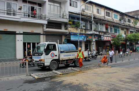 Xe tải bay qua dải phân cách, đâm nát đầu taxi