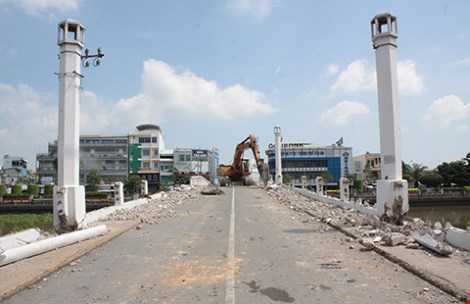 Long An đập cầu Đúc trăm tuổi, một công nhân mất tích