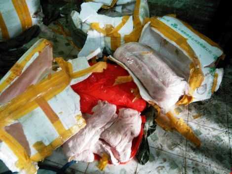 2 tấn thịt heo bốc mùi hôi thối nghi từ Trung Quốc bị tuồn vào TP.HCM