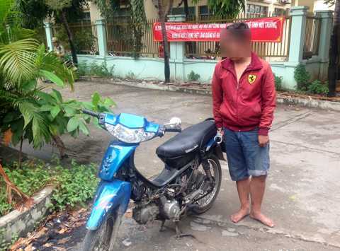 Thiếu nữ 18 tuổi truy đuổi, tông ngã tên cướp điện thoại