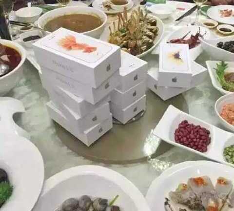 Tặng 39 chiếc iPhone 6S cho bạn nhân dịp họp lớp