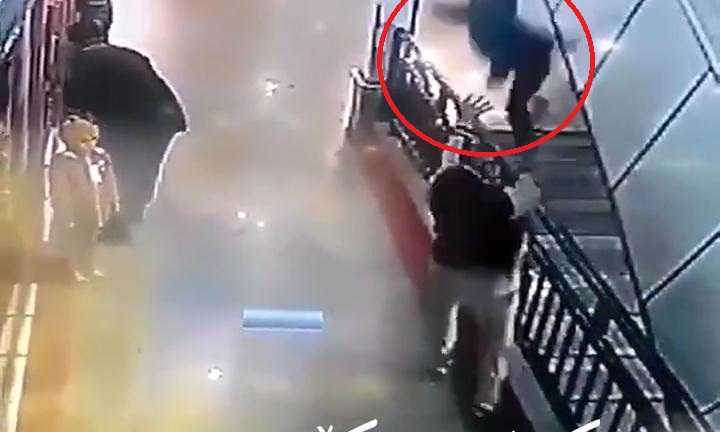 Clip: Người hùng cứu mạng em bé rơi khỏi lan can cầu thang